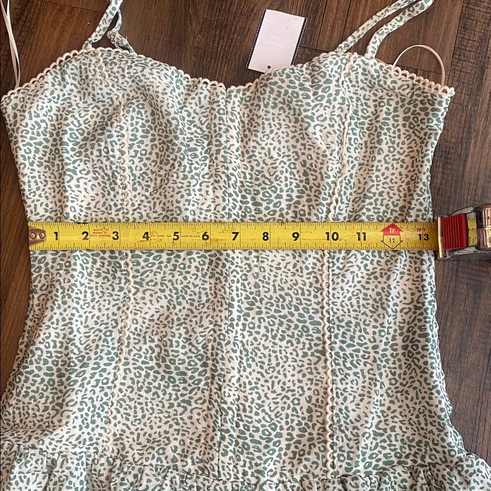 Lush White and Green Patterned Fabric - Picture 12 of 13